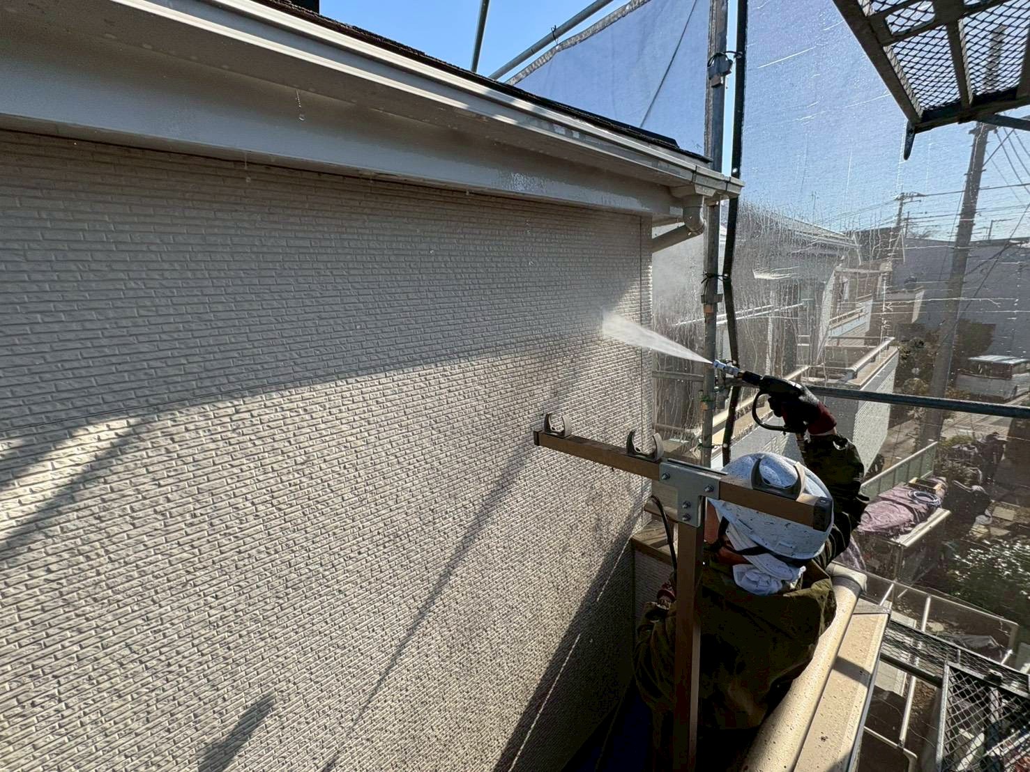 汚れた外壁を高圧洗浄